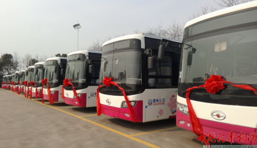 交付常州公交的龙华“电电气”新能源公交车