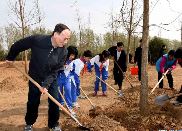 中共中央总书记、国家主席、中央军委主席习近平5日上午在参加首都义务植树活动时强调，中华民族伟大复兴要靠全体中华儿女共同奋斗。“十三五”时期既是全面建成小康社会的决胜阶段，也是生态文明建设的重要时期。发展林业是全面建成小康社会的重要内容，是生态文明建设的重要举措。