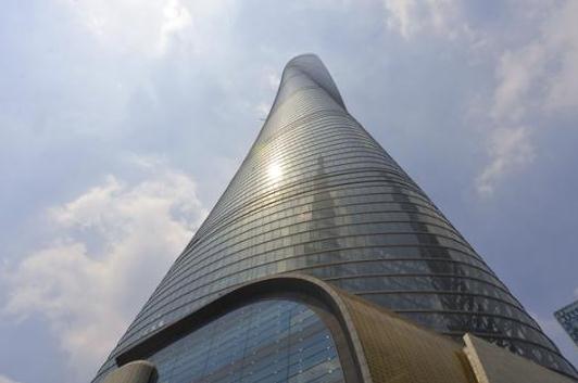 　上海中心包括9个垂直社区，每个社区的高度为12-15层。整座大厦内的电梯将多达 154部，为整座大厦的垂直运输提供保障。