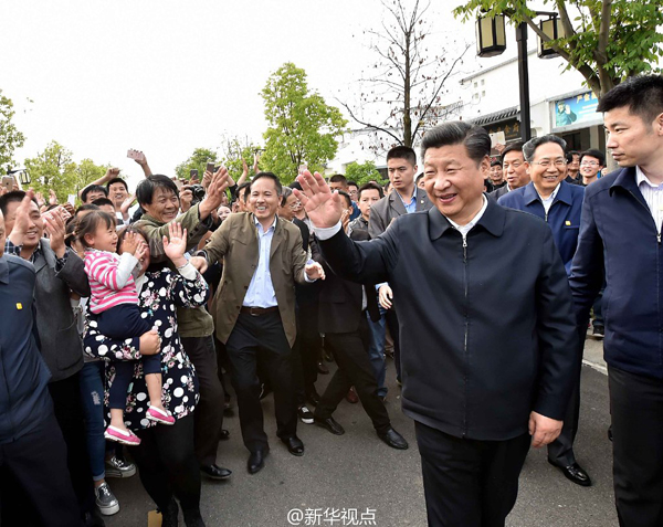 春风拂面，麦浪滚滚。4月25日，习近平总书记一行驱车来到安徽省滁州市凤阳县小岗村，下麦田、进农家。他来到“当年农家”院落，了解当年18户村民按下红手印，签订大包干契约的情景。