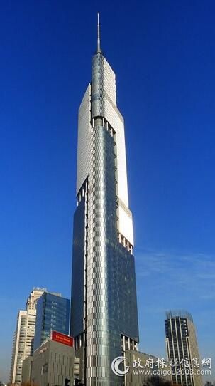 第九名：紫峰大厦(1476英尺）。紫峰大厦（英语：Zifeng Tower；也叫绿地中心·紫峰大厦（Greenland Center Zifeng Tower）或绿地广场·紫峰大厦（Greenland Square-Zifeng Tower）；曾用官方名称南京绿地金融中心（Nanjing Greenland Financial Center））是一座位于中国江苏省省会南京市鼓楼区鼓楼广场的摩天大楼。该大厦开发商为上海绿地集团及南京国资集团，于2008年9月26日封顶，正式高度为450米，共有楼层89层，是中国大陆第三高的摩天大楼，也是江苏省最高的摩天大楼。