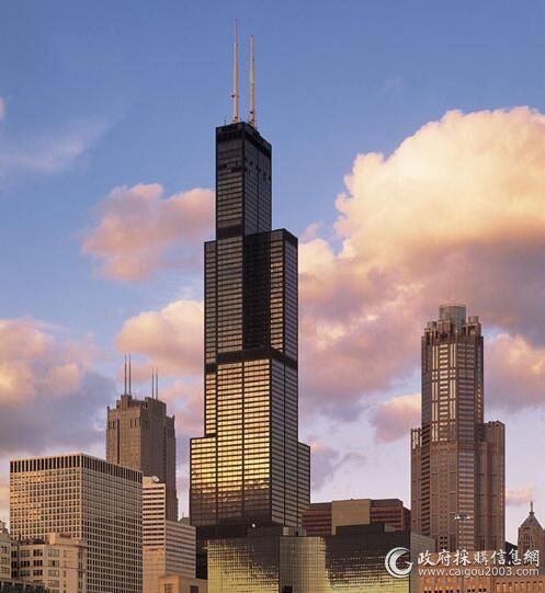 第十名：威利斯大厦(1450英尺）。韦莱集团大厦（英语：Willis Tower），又译威利斯大厦，是位于美国伊利诺伊州芝加哥的一幢摩天大楼，楼高442.3米，共地上108层，地下3层。大厦在1973年落成，超越纽约的世界贸易中心，成为当时世界上最高的大楼，目前北美第一高楼的名号在世界贸易中心一号大楼于2014年11月开幕后被超越。落成时名为西尔斯大楼（Sears Tower），2009年7月16日改为现名，但原名较常被公众使用。
