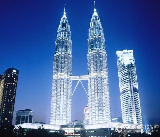 第八名：马来西亚国家石油公司大厦(452米)。吉隆坡石油双塔曾经是世界最高的摩天大楼。坐落于吉隆坡市中市(Kuala Lumpur city centre) 简称KLCC计划区的西北角，属于此计划区的第一阶段工程。吉隆坡石油双塔高452米，共地上88层，由美国建筑设计师西萨·佩里（Cesar Pelli）所设计的大楼表面大量使用了不锈钢与玻璃等材质。双峰塔与邻近的吉隆坡塔同为吉隆坡的知名地标及象征。