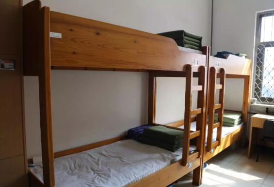 据介绍，燕城监狱的床长1.92米，宽90厘米。一个房间住8人，有点像咱们大学宿舍。国外监狱还有用60厘米宽床铺的。