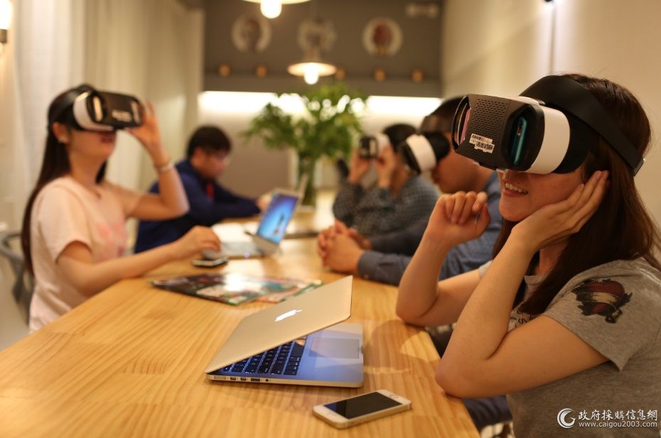 媒体带VR眼镜观看帝豪GS上市VR发布会