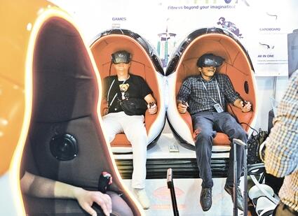 采购商在第119届广交会上体验VR科技。 林桂炎摄