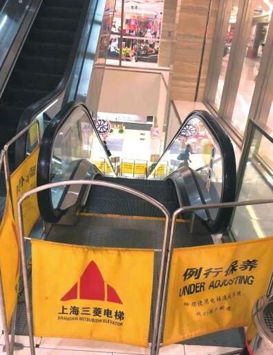 北京8岁女童掉进百盛商场扶梯被割伤