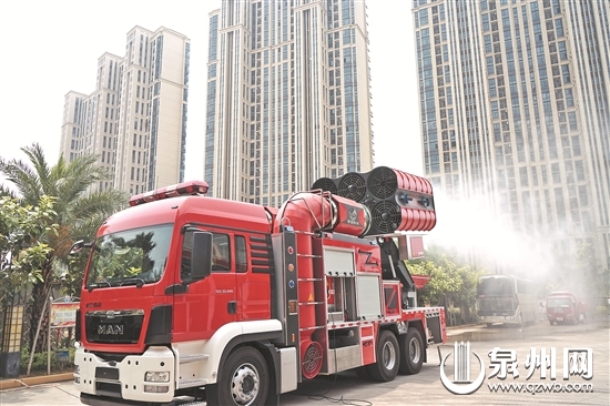 厦门：排烟消防车“呼风唤雨”