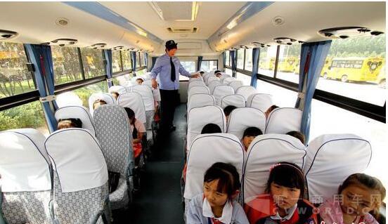天津颁发第一块校车牌照 32辆智能校车有了正式“身份证”