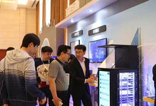 客户参观展台,了解华为政务云解决方案