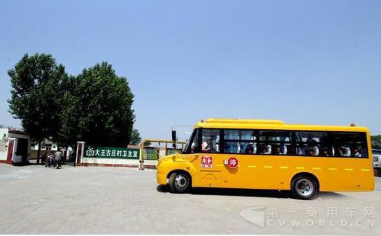 天津颁发第一块校车牌照 32辆智能校车有了正式“身份证”