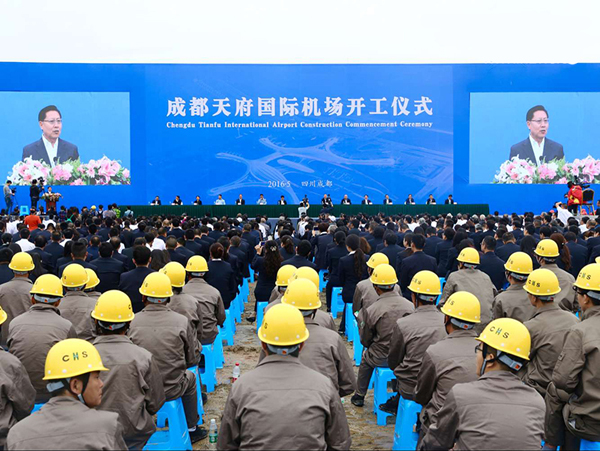 5月27日上午，成都天府国际机场正式开工建设，建成后成都将成为继北京、上海后，中国第3个拥有两座国际机场的城市。新华网推出开工仪式微直播，以及独家航拍图片，带你“首飞”成都天府国际机场。