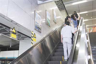 乘客地铁扶梯被压倒 携带大件行李如何正确乘梯