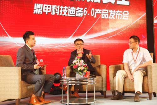 创始人王子骏、中国软件测评中心副总工程师罗文兵与参会来宾进行交流 创始人王子骏、中国软件测评中心副总工程师罗文兵与参会来宾进行交流