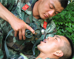 武警宁波支队特战队员在训练中相互关心、相互帮助。