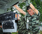 武警宁波支队特战队员在丛林中开展极限体能训练。