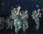 武警宁波支队特战队员雨夜里开展长途奔袭训练。