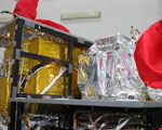 5月25日，在中国科学院上海微小卫星工程中心拍摄的量子卫星的星上单机。新华社记者 才扬摄