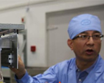 5月25日，在中国科学院上海微小卫星工程中心，量子科学实验卫星总设计师朱振才介绍量子卫星上的量子纠缠源，这是卫星上最重要的单机之一，主要负责产生纠缠光子。新华社记者 才扬摄