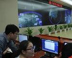5月25日，在量子保密通信上海总控中心内，工作人员正在工作。新华社记者 才扬摄