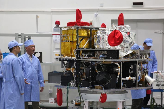 中科院量子科学实验卫星（简称量子卫星）预计于2016年7月发射，这既是中国大陆首个、更是世界首个量子卫星，发射成功后将可以实现全球化的量子保密通信。图为5月25日，在中国科学院上海微小卫星工程中心，量子科学实验卫星副总设计师周依林（左三）与工作人员在量子卫星旁忙碌。