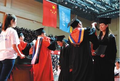 北师大的老师为获得学士学位的本科毕业生拨穗。