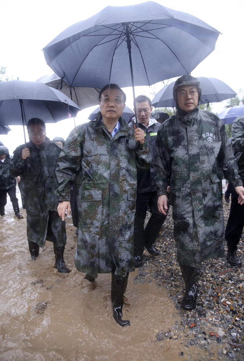 “各有关地方、部门都要保持高度警惕，做好防大汛、抢大险的准备，决不能有丝毫麻痹松懈行为！”7月7日的国务院常务会议上，李克强总理再次强调。 此前一天，李克强刚刚从安徽、湖南汛区急赴湖北武汉，冒着大雨赶往青山区长江干堤倒口湖堤段管涌抢险现场察看。