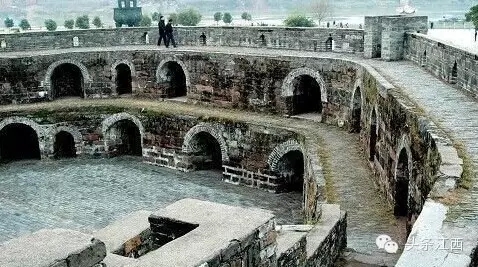 近期的暴雨与城市内涝，让雨果那句“下水道是‘城市的良心’”获得共鸣。人们常常津津乐道于有些<a href=http://guoji.caigou2003.com/ target=_blank class=infotextkey>国际</a>大都市梦幻般的下水道，不仅保持了“地下血脉”的畅通无阻，还建成地下博物馆对游客开放。殊不知，在我国江西赣州也有一处值得称道的地下水利工程——福寿沟。