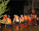 7月21日凌晨，官兵在洪水中用沙袋隔离40余吨危化品。