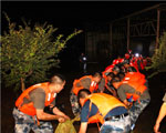 7月21日凌晨，官兵在洪水中用沙袋隔离40余吨危化品。