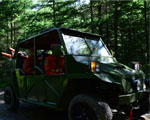 森林武警官兵乘坐新型全地形车行驶在密林中。
