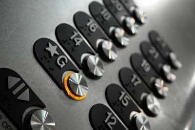 合肥：电梯隐患重重 维保电话是空号