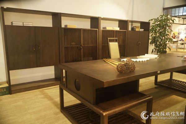 第38届中国（上海）国际家具博览会上，古香古色的新中式办公家具。