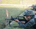 10月9日，武警滁州市支队特勤排预备队员正在参步枪精准射击考核。