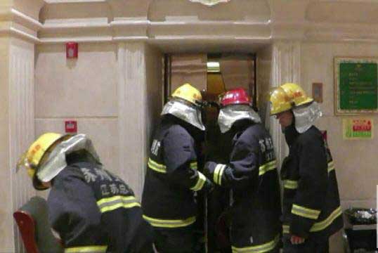 苏州：电梯超载后突发故障 致11人被困