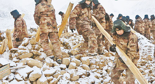 新疆驻军和武警部队迅速投入抗震救灾