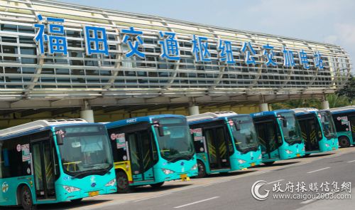 深圳巴士集团新能源车辆正在福田枢纽充电站充电