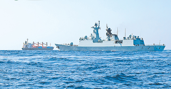 中国海军护送被救外籍货船到达安全海域