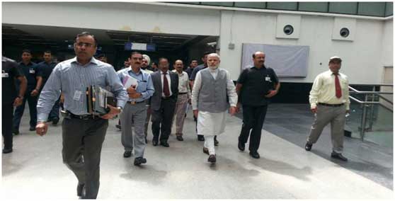 印度总理莫迪视察德里地铁，乘坐康力扶梯