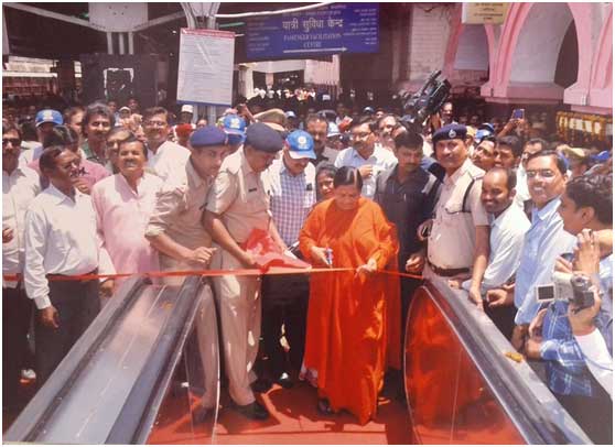 印度官员为当地火车站康力扶梯投入运行剪彩