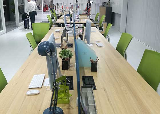 以屏风和桌屏二种形式组成的员工工作站，是现今办公空间最多采用的家具布置模块，我们赋予齐备的生活化软装，让参观者体验新的办公思维。