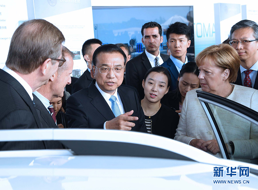 李克强与德国总理共同出席中德自动驾驶汽车展示活动