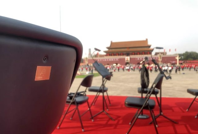 国庆天安门广场上那些耀眼的“椅子”