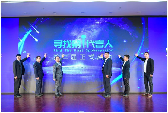 五位用户代表与第一商用车网总编辑谢光耀（左三）共同启动第二届“寻找第一代言人”活动.jpg