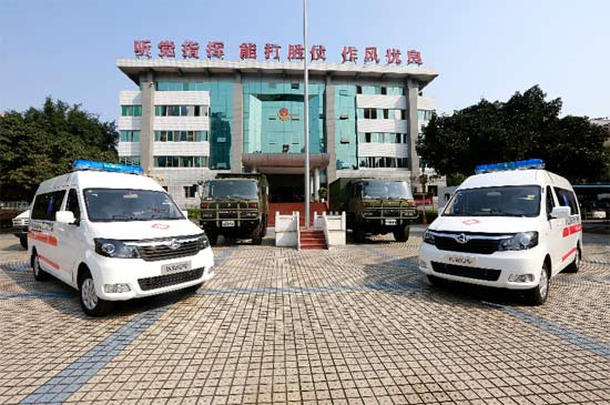 长安汽车在武警重庆总队医院举行负压救护车捐赠交车仪式3-550.jpg