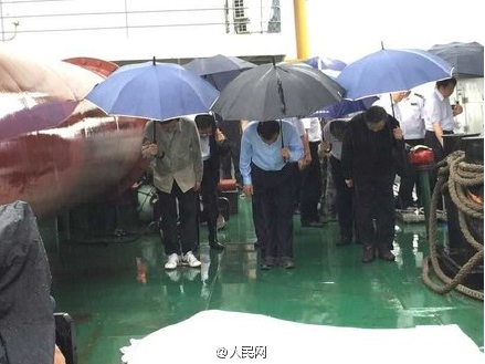 李克强冒雨为长江翻沉客船遇难者默哀