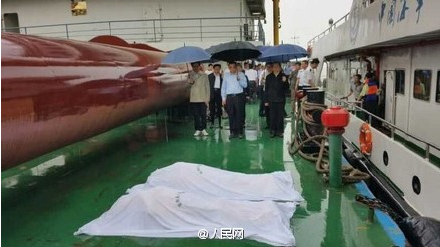 李克强冒雨为长江翻沉客船遇难者默哀